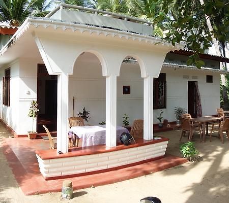 Little White House Hotel Triquinimale Exterior foto