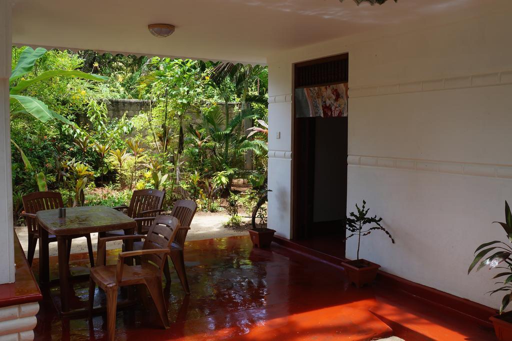 Little White House Hotel Triquinimale Exterior foto