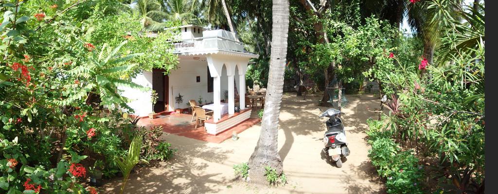 Little White House Hotel Triquinimale Exterior foto