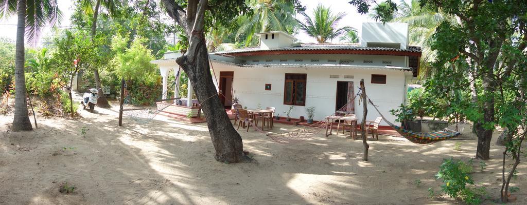 Little White House Hotel Triquinimale Exterior foto