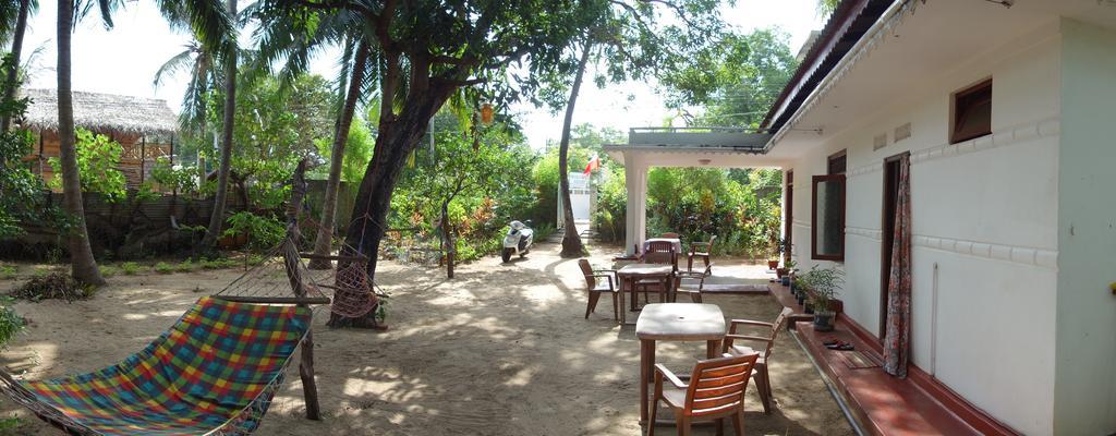 Little White House Hotel Triquinimale Exterior foto