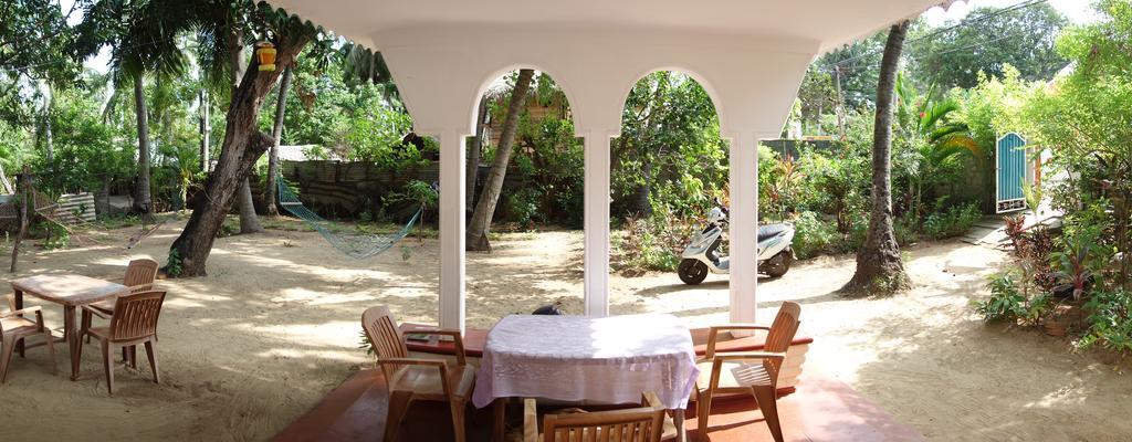 Little White House Hotel Triquinimale Exterior foto
