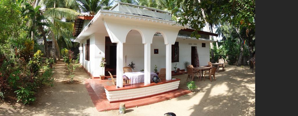 Little White House Hotel Triquinimale Exterior foto
